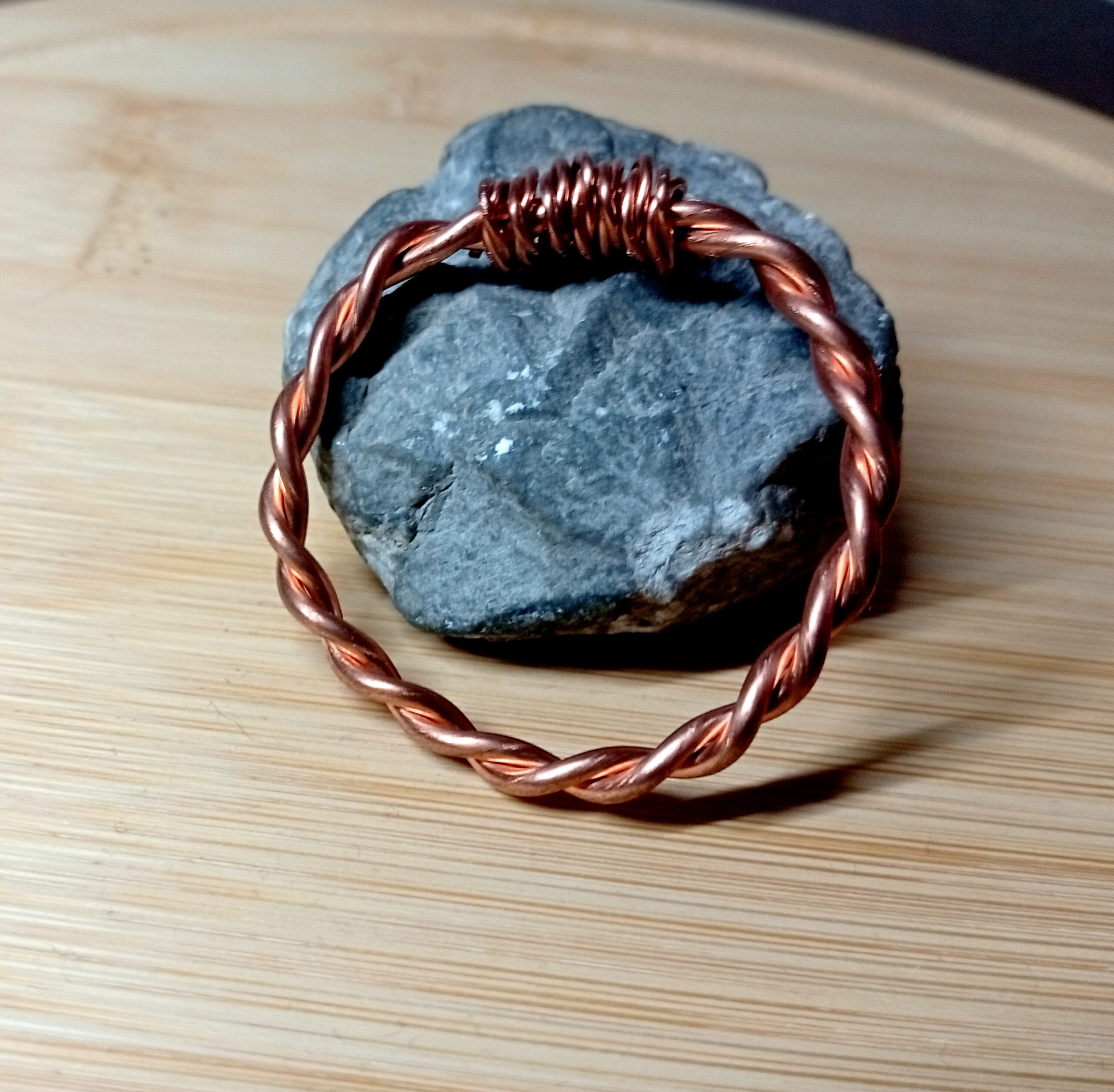 Tensor ring on dark grey stone – RAW Copper finish